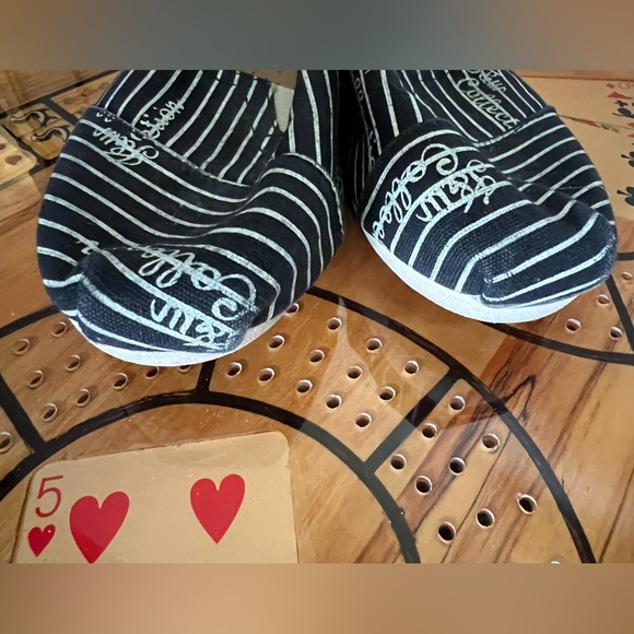 Toms slip on casual canvas shoe black and white striped. Size 6 EUC - Picture 2 of 5